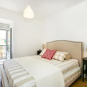new-bright-2-bedroom-apt.hotels-lisbon-portugal.com/